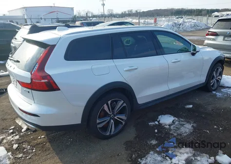 2025 Volvo V60 Cross Country Plus, B5 Awd Gas (Mild Hybrid) z USA, uszkodzony, nr VIN YV4L12WK2S2149836